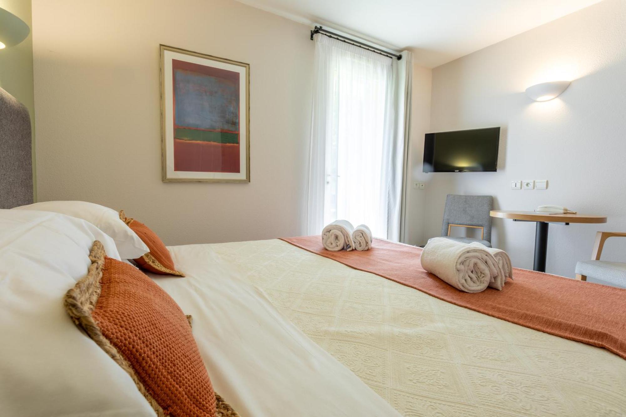 Logis La Bastide De Grignan Hotel & Restaurant "La Chenaie" Zewnętrze zdjęcie